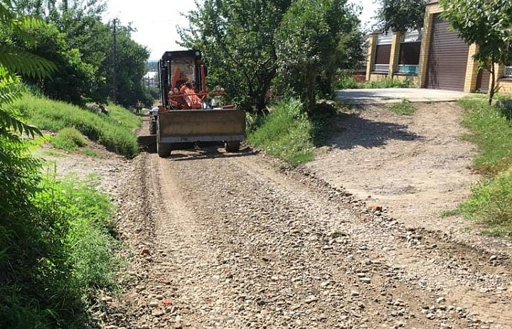 На улицах Усть-Лабинска работает грейдер