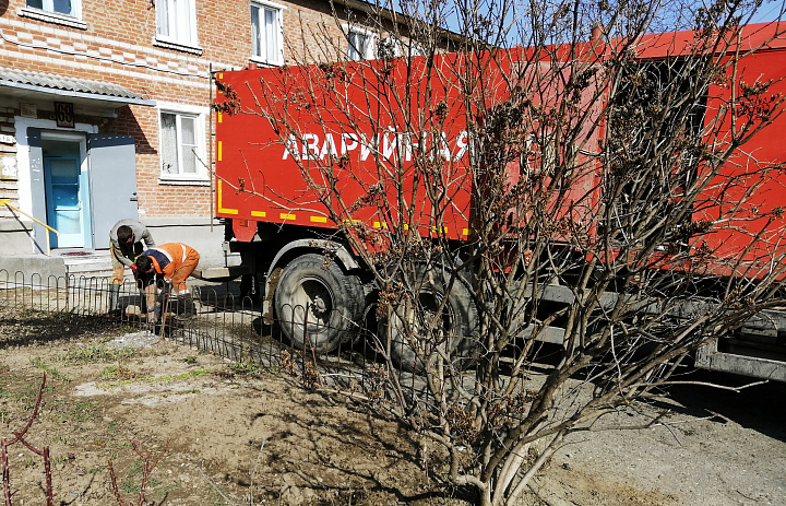 Специалисты прочистили канализацию в Усть-Лабинске