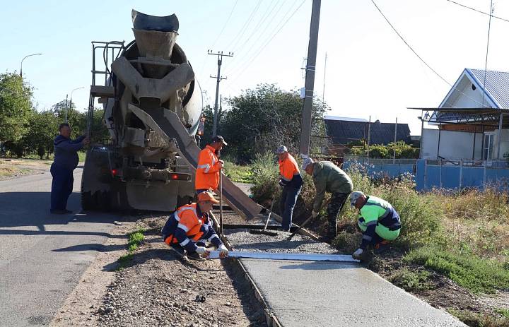 Продолжается строительство бетонного тротуара в городе.