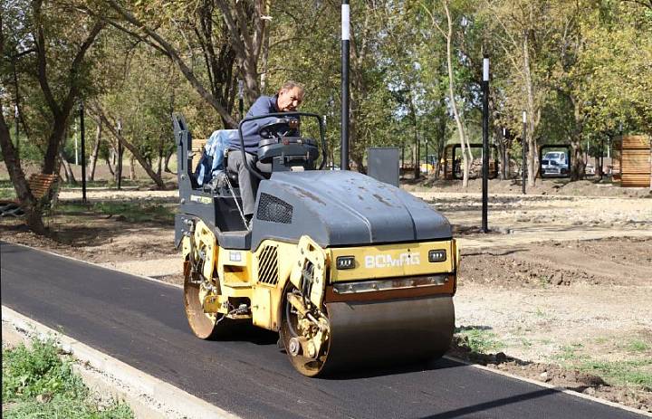 В городе продолжаются работы на благоустраиваемых объектах