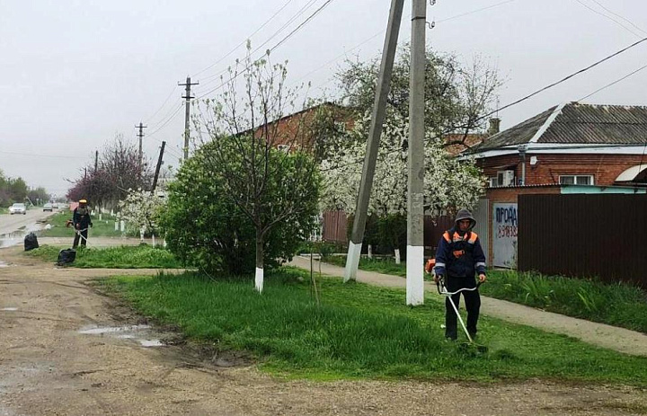 Ведётся покос трав на улицах города