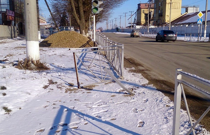 Разыскивается водитель, повредивший пешеходное ограждение по ул. Гагарина в Усть-Лабинске