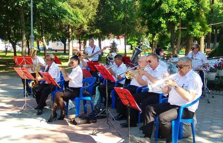 В День пограничника играл духовой оркестр