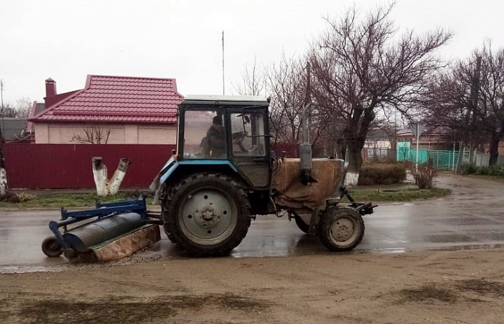 На улицы Усть-Лабинска вышла спецтехника по очистке дорог и обочин