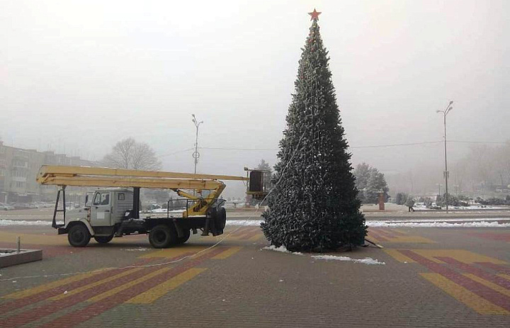 В Усть-Лабинске устанавливается главная ёлка города